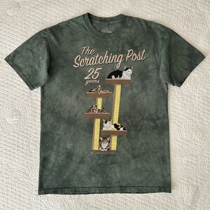 The Mountain Cat Scratching Post 25 Years Green Tie Dye Graphic T-Shirt Tee L